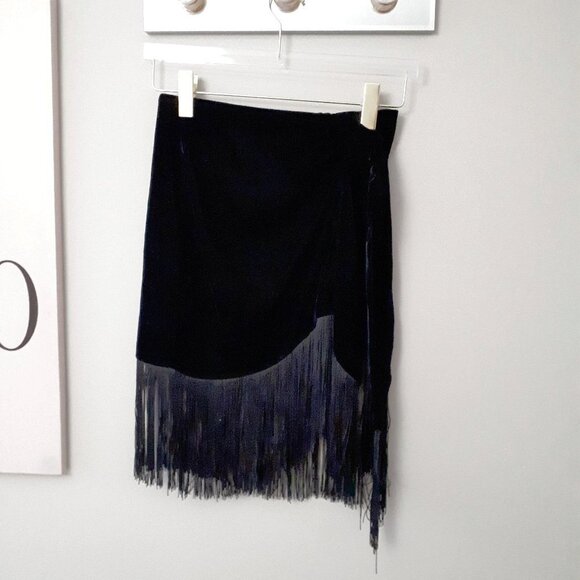 NWOT Zara black crushed velvet-like skirt w/ statement curved hem & fringing, XS - Picture 7 of 9